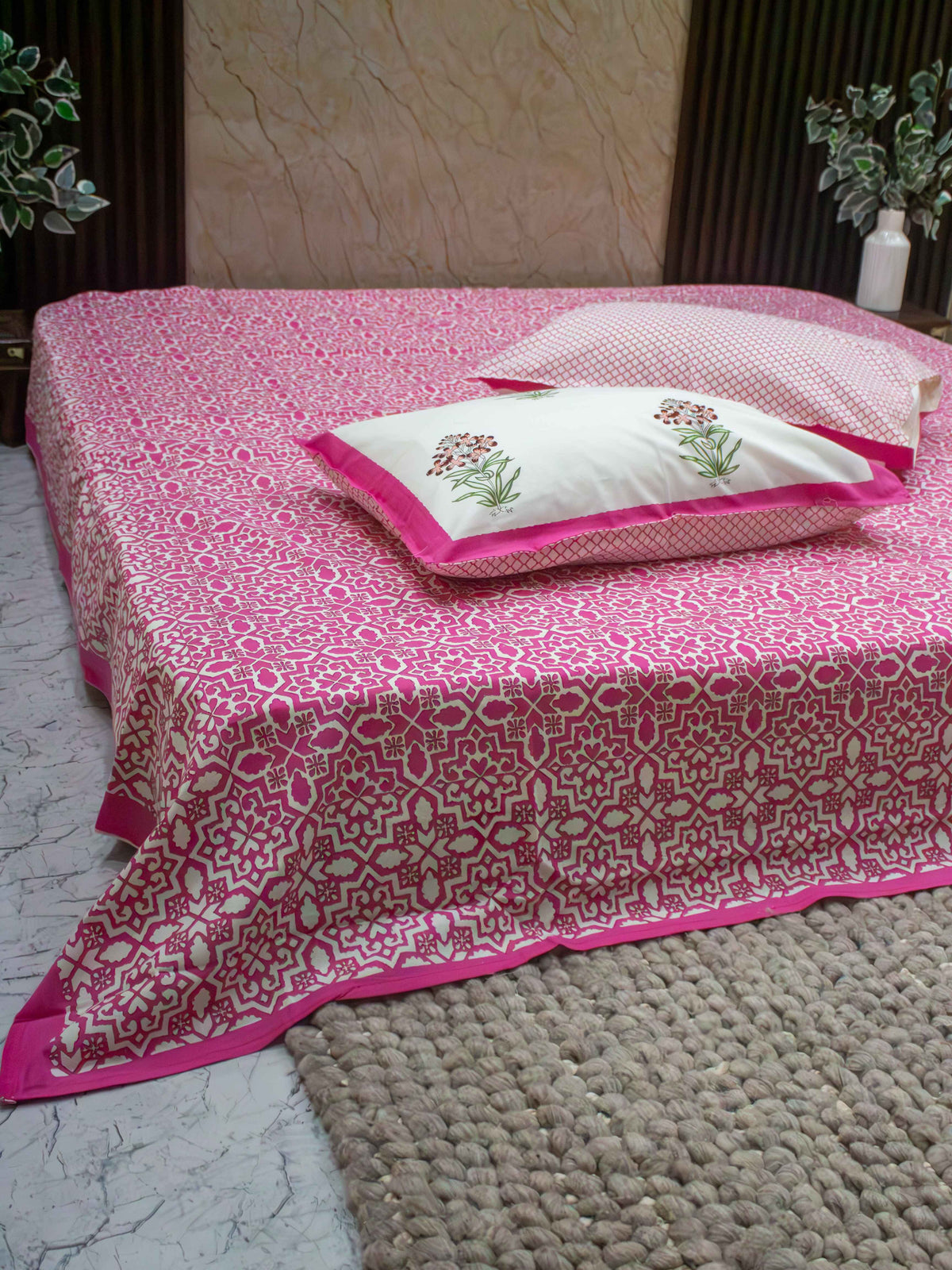 Gulaabi Buta Jaaldaar Bedsheet