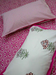 Gulaabi Buta Jaaldaar Bedsheet